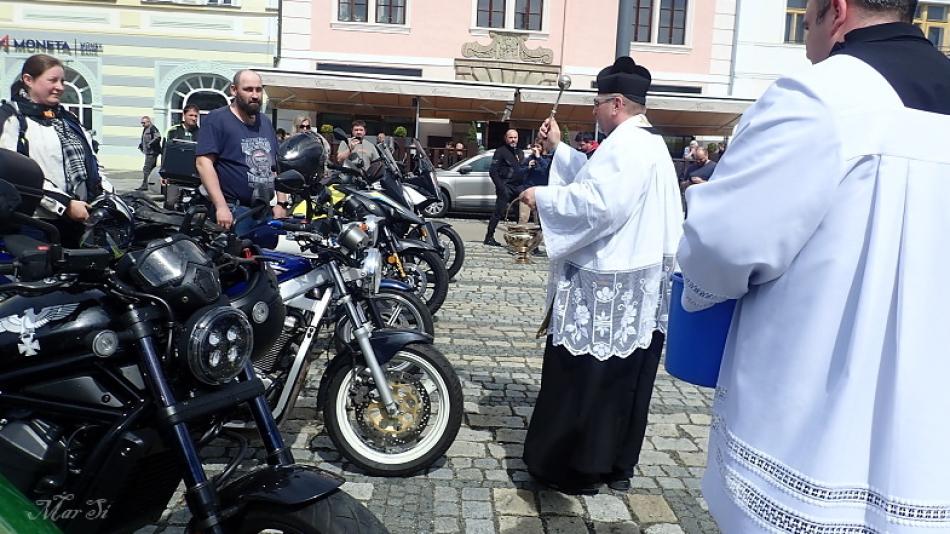 Ve Stříbře žehnali motorkářům, přijelo jich přes čtyři stovky