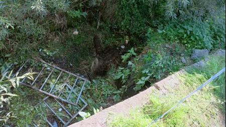 S dělníky se utrhlo zábradlí, spadli do čtyřmetrové strže