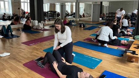 Zrcadlový sál i robotické přístroje. ZČU otevřela v Plzni centrum pro výuku fyzioterapie a ergoterapie