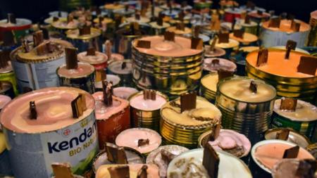 Plzeňští skauti vyrábějí svíčky pro Ukrajinu. Potřebují vosk a použité plechovky