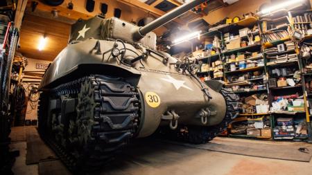 Tank Sherman čeká náročné stěhování. Do vznikajícího muzea osvobození v Plzni ho přemístí jeřáb