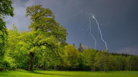 O víkendu nás zchladí přeháňky a bouřky, varují meteorologové