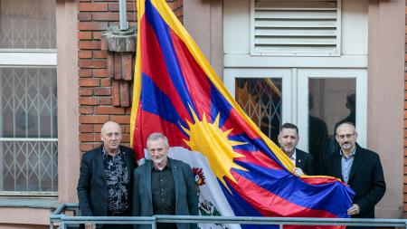 Na budově Krajského úřadu visí tibetská vlajka