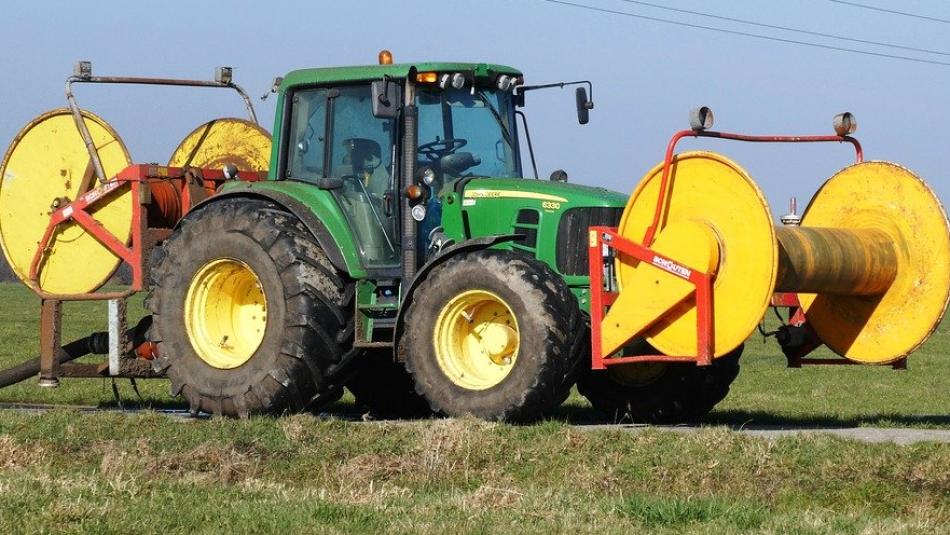 Zemědělci vyrazí s technikou na silnice. Policisté varují řidiče!