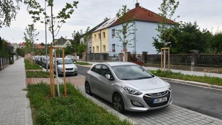 Plzeň dokončila opravu ulice Kapitána Jaroše, přibyly stromy i nová parkovací místa