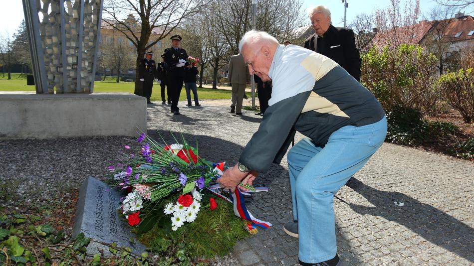 Doubravečtí uctili oběti spojeneckého náletu z dubna 1945