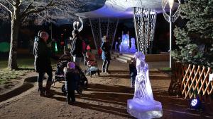 Rozsvícení stromečku být nemohlo, Habrmannův park tak ozdobily ledové sochy