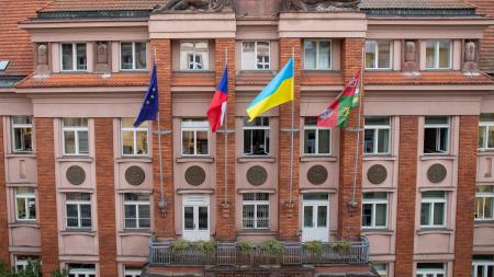 Plzeňský kraj vyvěsil na svoji budovu ukrajinskou vlajku