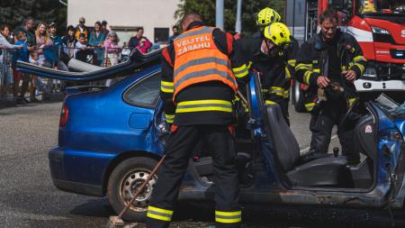 Hrdinové Plzně ukázali své umění. Zachraňovali člověka uvízlého na komínu