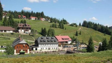 Češi zůstali na dovolenou v tuzemsku, turistické cíle na západě Čech praskají ve švech