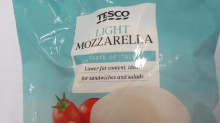 Tesco prodávalo falšovanou mozzarellu z Polska