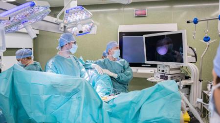 Urologové KNTB jako jedni z prvních v Česku implantovali umělý močový svěrač