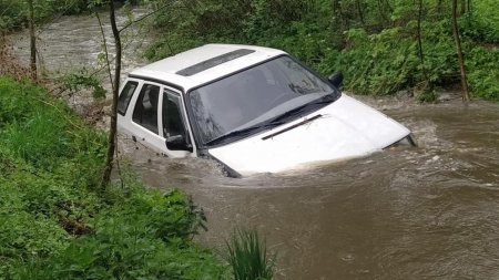 Řidička utopila auto v rozvodněném potoce