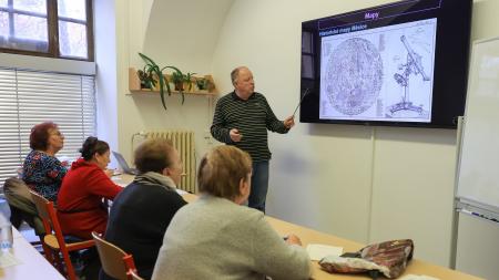 Univerzita třetího věku v Plzni spouští registrace, nabídne i nové obory