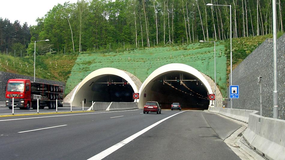 Řidiče čeká omezení provozu v tunelu Valík na dálnici D5