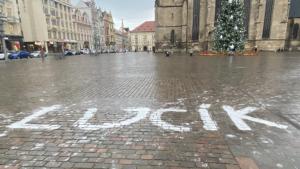 Vandal "Lucík" znovu řádil po Plzni. Pokreslil náměstí i zastávku