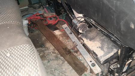 Řemeslníkovi vykradli auto plné nářadí, místo toho v autě našel prkno