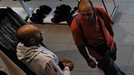 Dvojice mužů na fotce se vydala krást do obchodu. Odnesla si osm bund