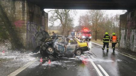 Řidič u Františkových Lázní narazil do viaduktu. Letěl pro něj vrtulník