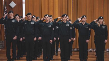 Dokončili náročný výcvik a vrhnou se do práce. V Plzeňském kraji přibyli noví policisté