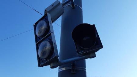Semafor zavěšený v třímetrové výšce poškodil neznámý pachatel