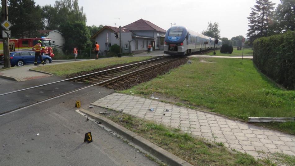 Srážka s vlakem řidiče auta nerozhodila. Od nehody ujel!