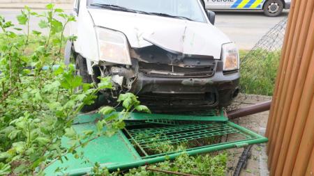 Šofér se zákazem řízení boural po rychlé jízdě. Dal jsem si sedm piv a panáka, šokoval policisty