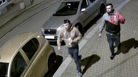 V centru Plzně napadli muže. Policisté hledá osoby na fotce!
