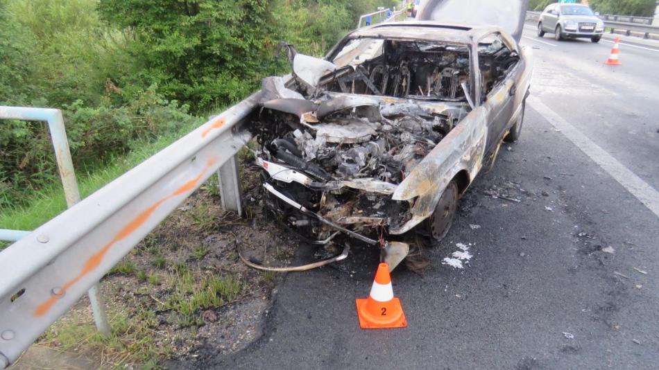 Senior nedával při řízení pozor. Skončil ve svodidlech a plamenech