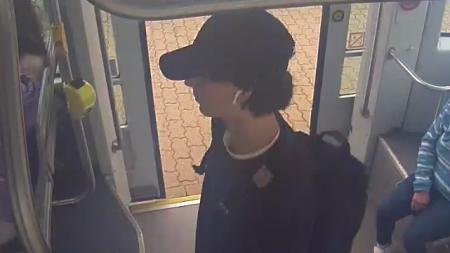 Policisté pátrají po mladíkovi se sluchátky. Měl poničit tramvaj!