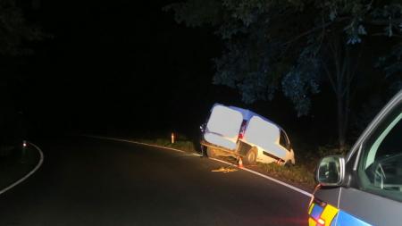 S vozidlem skončil řidič v příkopě. Nadýchal přes 3 promile alkoholu!