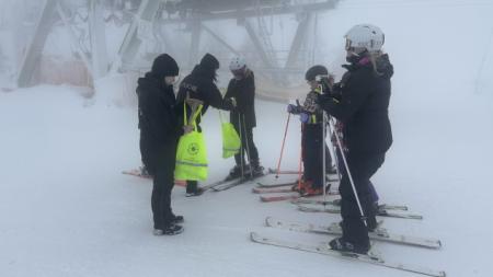 Policisté se zaměřili na viditelnost lyžařů, turistů a chodců. Připomeňte si pravidla bezpečného pohybu na sjezdovce nebo silnici!