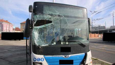 Nezajištěný autobus se samovolně rozjel a zboural zídku!