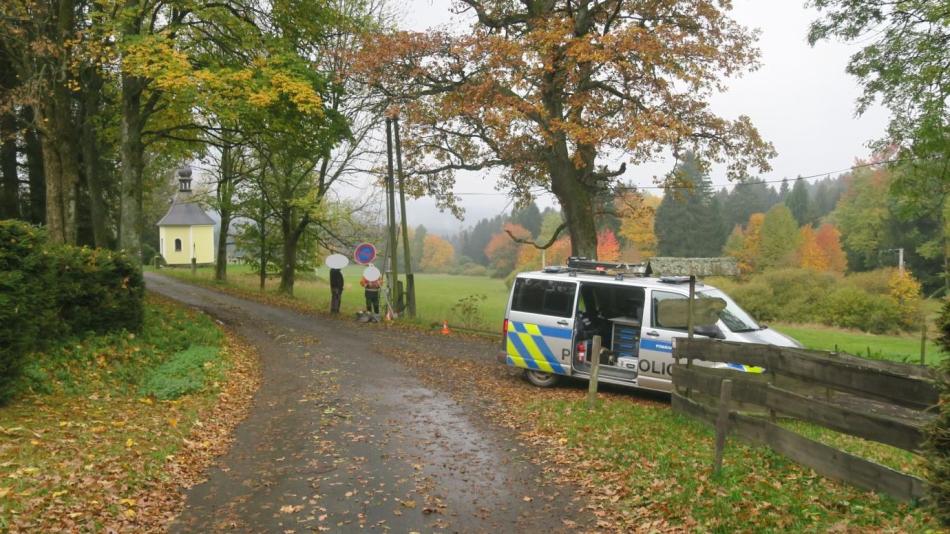 Neznámý řidič přetrhl telefonní kabel a zlomil betonový sloup. Policisté hledají svědky