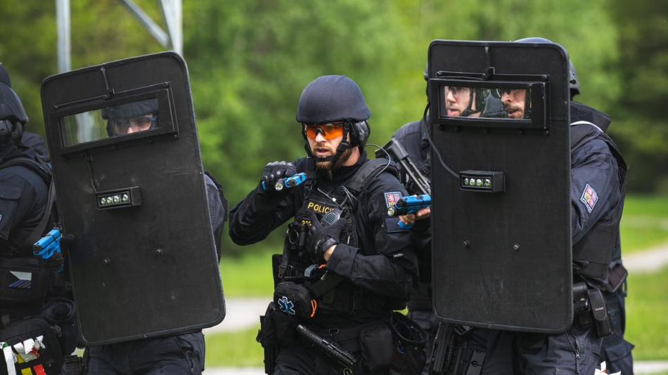 Policisté na nohou. Na letiště v Líních útočili střelci