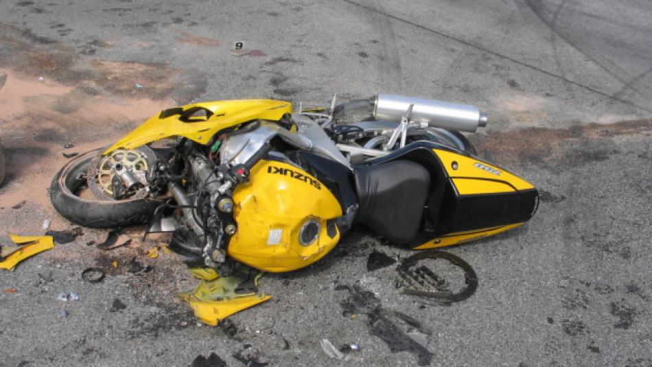 Vážná nehoda na hlavním tahu na Přeštice. Těžce se zranil motorkář i jeho spolujezdkyně!
