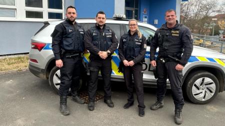 Muž chtěl skočit z mostu v Královském Poříčí, vymluvili mu to policisté
