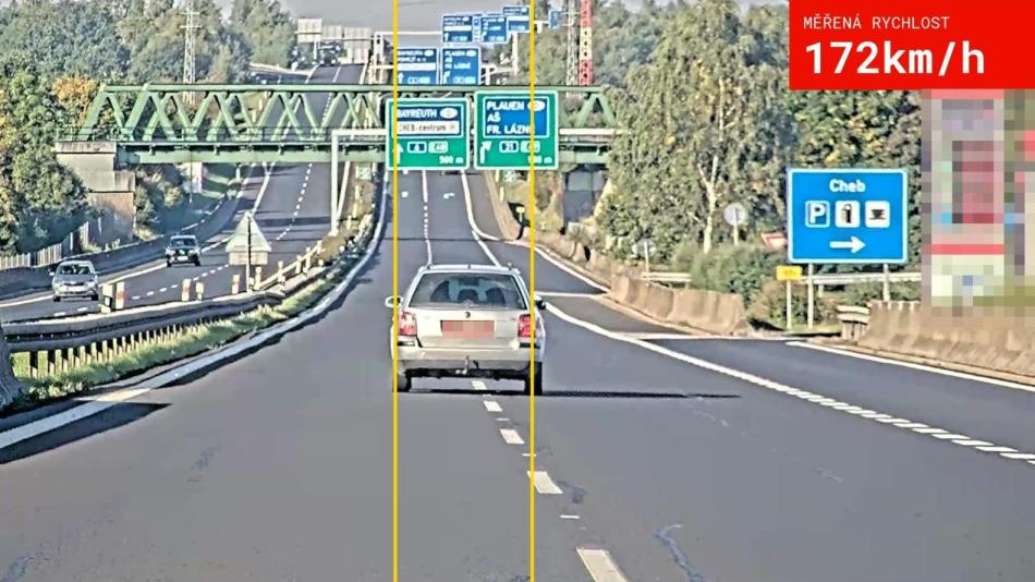 Nebezpečná jízda u Chebu: Řidič překročil rychlost a usedl za volant opilý