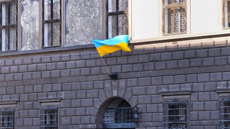 Plzeň vyjadřuje podporu Ukrajině. Na radnici vlaje vlajka