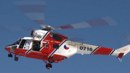 Na Kralovicku spadl sportovní vrtulník, pilot se zranil