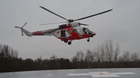 Na Plzeňsku se srazila sanitka a osobní auto. Pro malé dítě letěl vrtulník!