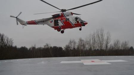 Řidič přehlédl na přechodu starší chodkyni, pro ženu letěl vrtulník
