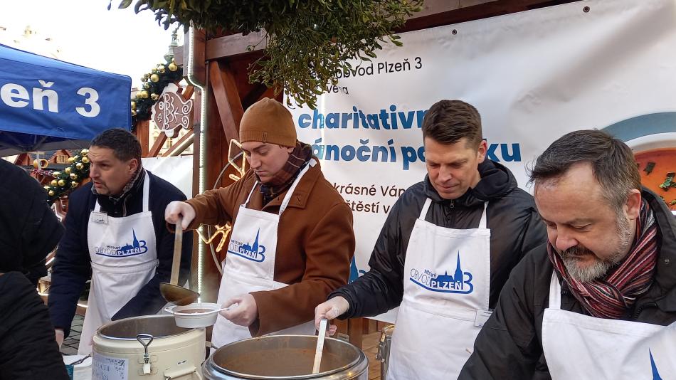 VIDEO: Na náměstí se rozlévala nejen tradiční gulášovka