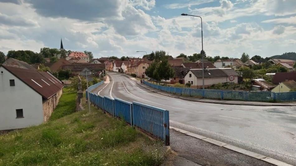 Auta po mostě v Liticích neprojedou, pro pěší zůstane otevřený