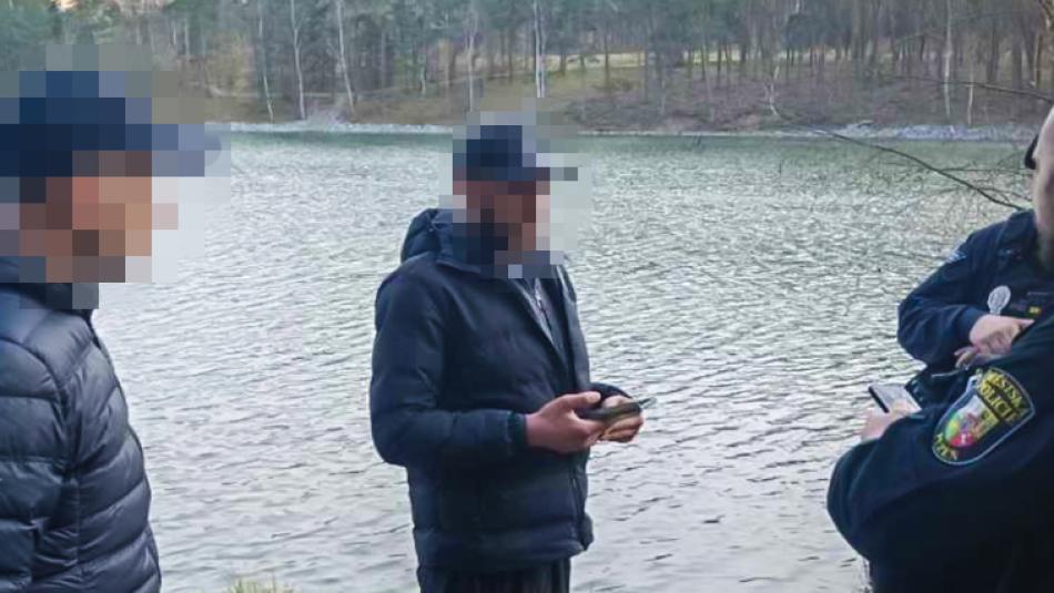 Tři cizinci rybařili i přes zákaz. Jen se díváme, zkoušeli oklamat strážníky