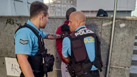 Opilý agresor skončil v poutech a následně na policejním oddělení
