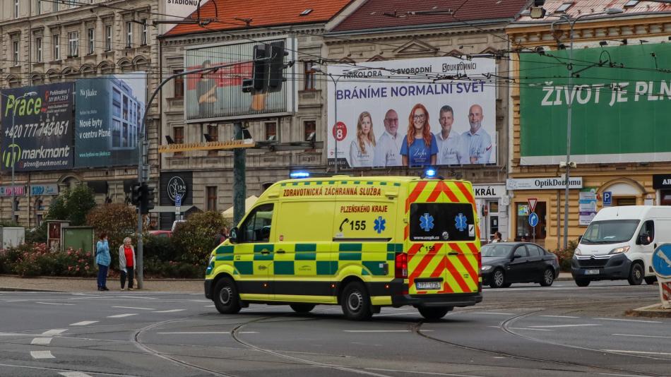 Vážná nehoda v Plzni. Chodec bojuje po střetu s tramvají o život