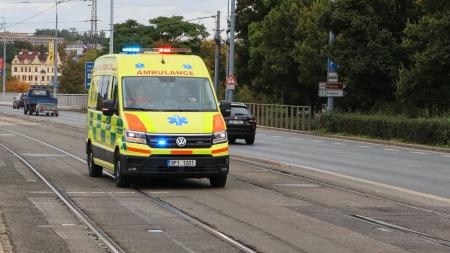 Na Slovanech srazila tramvaj chodkyni. Táhla ji za sebou stovky metrů!