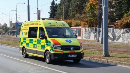 Aktualizováno: Na Skvrňanech se srazila tramvaj s osobním autem, řidič nepřežil
