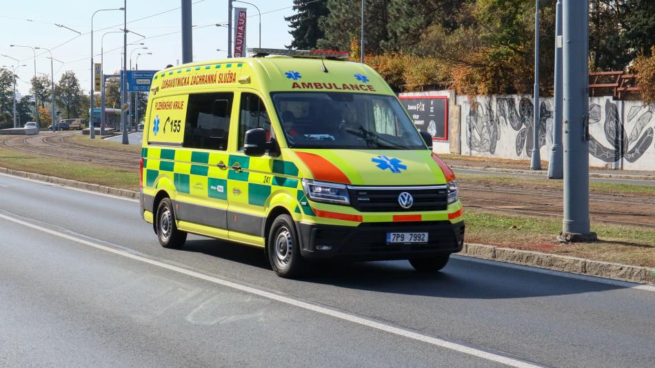 Cyklista havaroval u přechodu pro chodce. Mělo ho srazit nákladní auto!